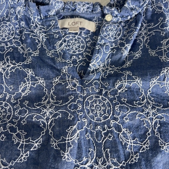 LOFT Blue and White embroidered flutter sleeve Blouse- size M - Picture 5 of 5